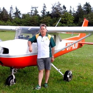 Mauritz du Plessis in Denemarke by die vliegtuig waarmee hy aan die Wêreld Presisie Vlieg Kampioenskap deelgeneem het. 